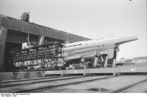 Bundesarchiv_Bild_101II-MW-5335-30,_Lorient,_U-Boot_U-67.jpg